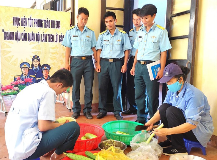 Sư đoàn 377 tổ chức sản xuất mô hình vườn ao chuồng để đảm bảo đời sống bộ đội - Ảnh 2. Sư đoàn 377 tổ chức sản xuất mô hình vườn ao chuồng để đảm bảo đời sống bộ đội - Ảnh 2.
