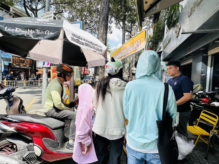 Bị chê đắt và không ngon, bánh đồng xu vẫn gây sốt ở Sài Gòn - Ảnh 2. Bị chê đắt và không ngon, bánh đồng xu vẫn gây sốt ở Sài Gòn - Ảnh 2.
