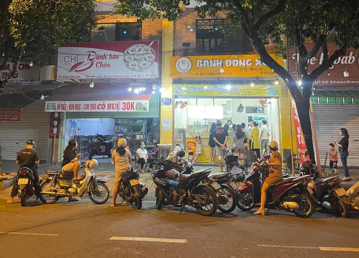 Bị chê đắt và không ngon, bánh đồng xu vẫn gây sốt ở Sài Gòn - Ảnh 1. Bị chê đắt và không ngon, bánh đồng xu vẫn gây sốt ở Sài Gòn - Ảnh 1.