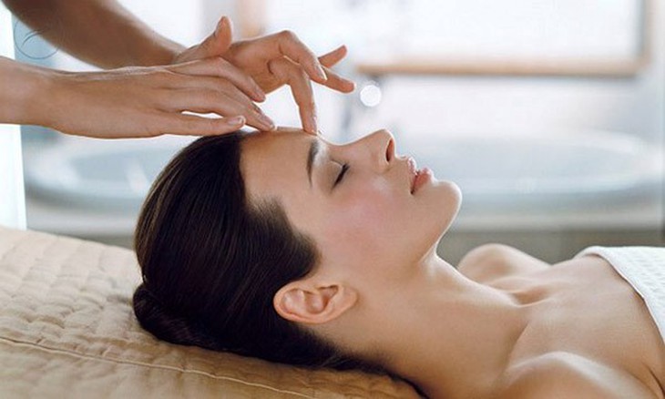 Cách massage mắt giúp xóa nếp nhăn, bọng mắt - Ảnh 1.