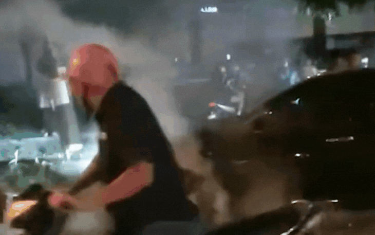 [VIDEO] Xe ô tô lao lên vỉa hè, tài xế bất tỉnh vẫn đạp chân ga