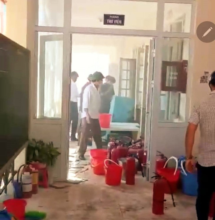 Khi phát hiện có cháy trong lớp, học sinh phải làm sao? - Ảnh 1.