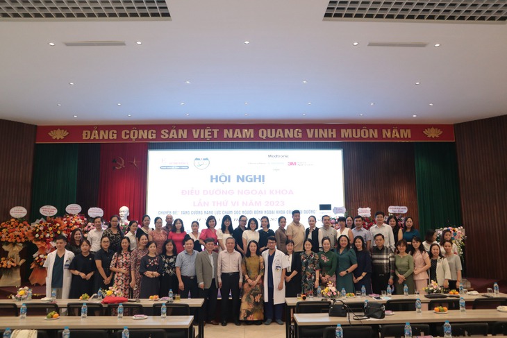 Bác sĩ giỏi 'kéo' người bệnh đến bệnh viện, điều dưỡng là người 'giữ chân' bệnh nhân
- Ảnh 2. Bác sĩ giỏi 'kéo' người bệnh đến bệnh viện, điều dưỡng là người 'giữ chân' bệnh nhân
- Ảnh 2.