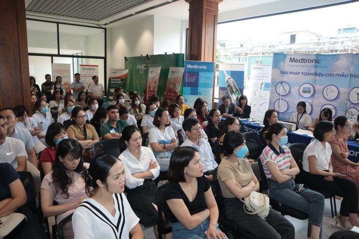 Bác sĩ giỏi 'kéo' người bệnh đến bệnh viện, điều dưỡng là người 'giữ chân' bệnh nhân
- Ảnh 3. Bác sĩ giỏi 'kéo' người bệnh đến bệnh viện, điều dưỡng là người 'giữ chân' bệnh nhân
- Ảnh 3.