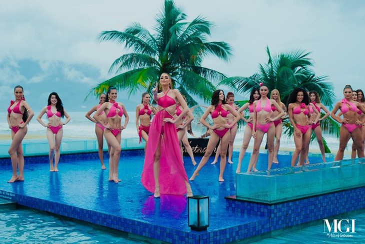 Dàn người đẹp Miss Grand International 2023 chật vật, 'vồ ếch' khi trình diễn biniki do thời tiết quá xấu - Ảnh 7. Dàn người đẹp Miss Grand International 2023 chật vật, 'vồ ếch' khi trình diễn biniki do thời tiết quá xấu - Ảnh 7.