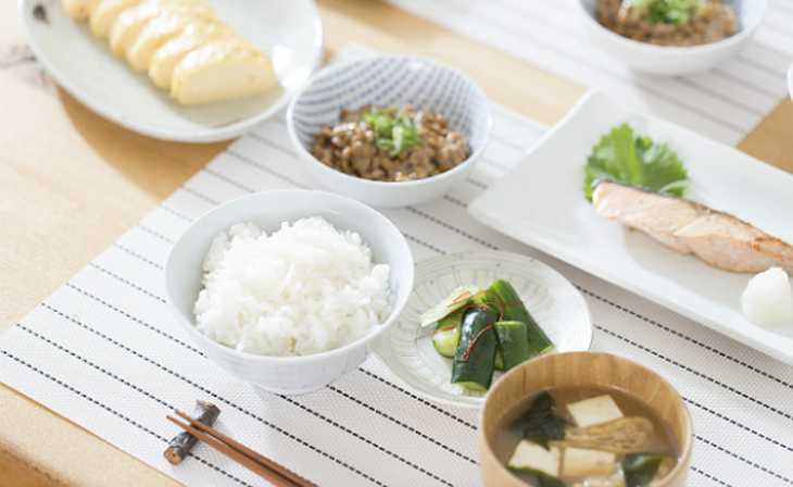Không ăn tinh bột vào buổi tối có giúp giảm cân nhanh hơn?- Ảnh 1.