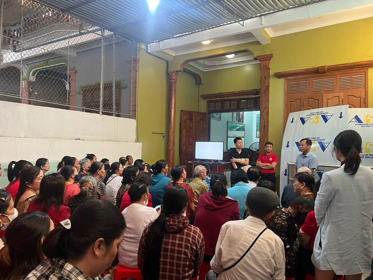 Hết đường mượn hội trường, nhóm người lạ nhảy sang mượn nhà dân để tổ chức hội thảo - Ảnh 1. Hết đường mượn hội trường, nhóm người lạ nhảy sang mượn nhà dân để tổ chức hội thảo - Ảnh 1.
