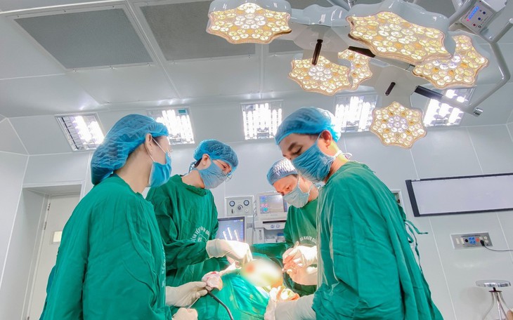Khối u 30 năm "đeo bám" cụ ông 97 tuổi
