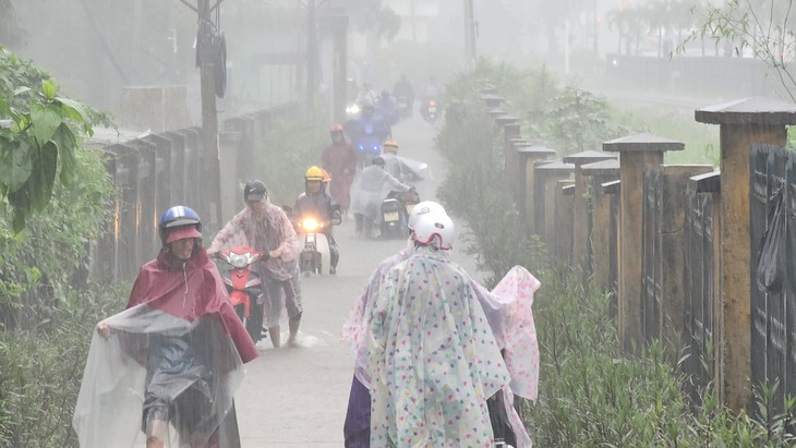 Mưa trắng trời, nước lên nhanh tràn vào lớp học ở Huế - Ảnh 1.
