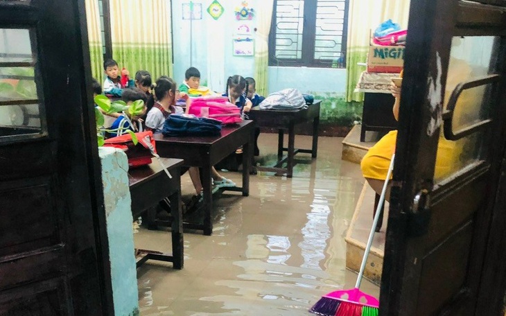 Mưa trắng trời, người dân Huế hối hả chạy lũ