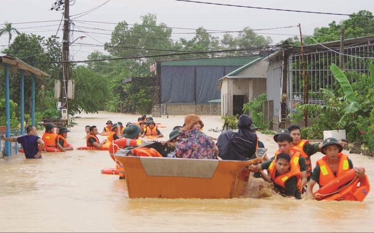 Thủ tướng: Chủ động sơ tán ngay những hộ dân ở khu vực nguy hiểm do mưa lũ tại miền Trung