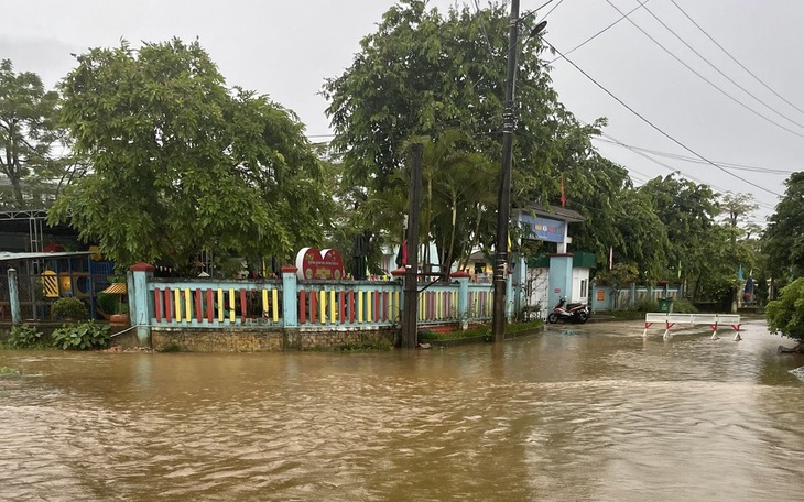Mưa lớn hàng nghìn học sinh ở Quảng Trị và Thừa Thiên Huế phải nghỉ học
