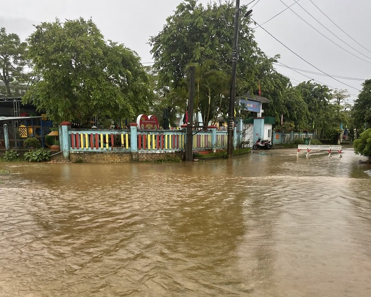 Mưa lớn, hàng nghìn học sinh ở Quảng Trị và Thừa Thiên Huế phải nghỉ học - Ảnh 3. Mưa lớn, hàng nghìn học sinh ở Quảng Trị và Thừa Thiên Huế phải nghỉ học - Ảnh 3.
