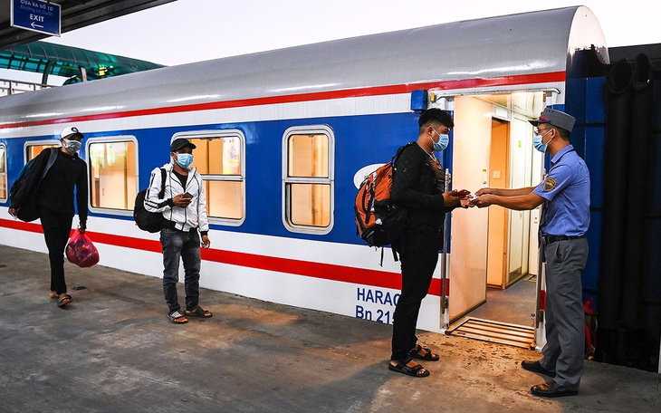 Những người được giảm giá khi mua vé tàu Tết Giáp Thìn 2024?