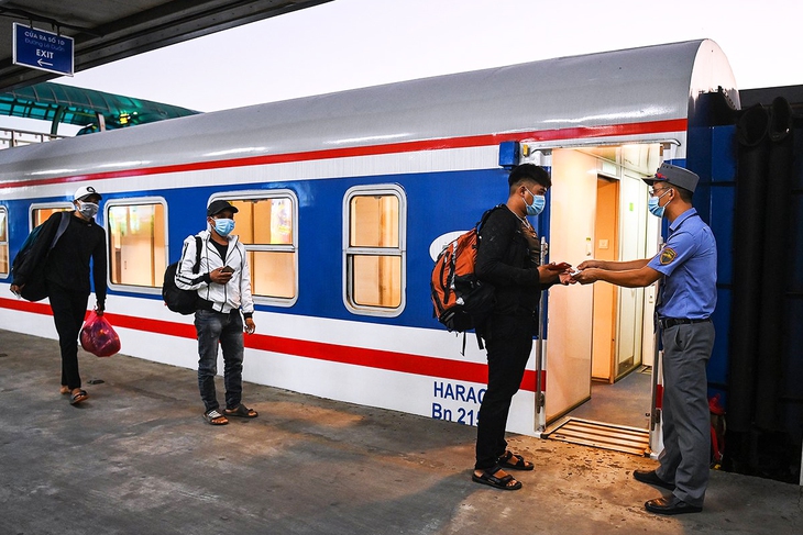 Những ai được nằm trong diện giảm giá khi mua vé tàu Tết Giáp Thìn 2024? - Ảnh 1. Những ai được nằm trong diện giảm giá khi mua vé tàu Tết Giáp Thìn 2024? - Ảnh 1.