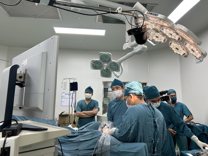3 bệnh nhân tiết niệu nặng ở Ninh Thuận được phẫu thuật với chuyên gia - Ảnh 2. 3 bệnh nhân tiết niệu nặng ở Ninh Thuận được phẫu thuật với chuyên gia - Ảnh 2.