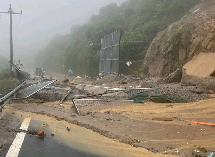 Hiện trường sạt lở hàng trăm khối đất đá trên đèo Hải Vân - Ảnh 1. Hiện trường sạt lở hàng trăm khối đất đá trên đèo Hải Vân - Ảnh 1.