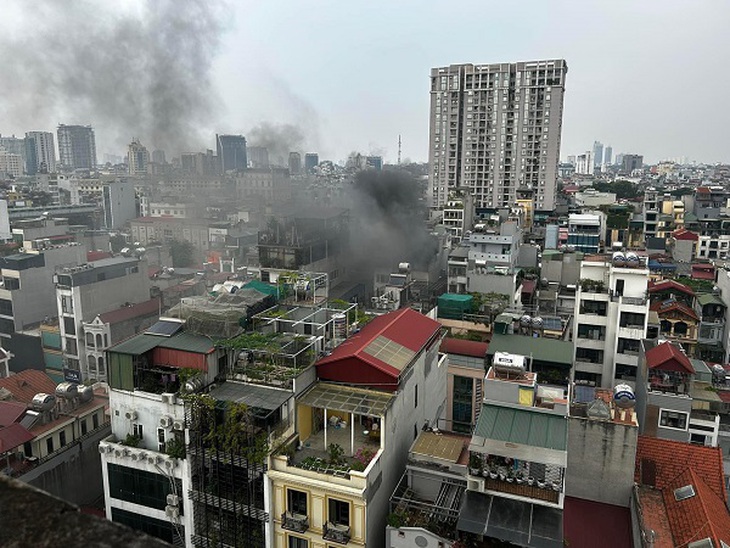 Đun nước sôi để xảy cháy tầng thượng - Ảnh 1. Đun nước sôi để xảy cháy tầng thượng - Ảnh 1.