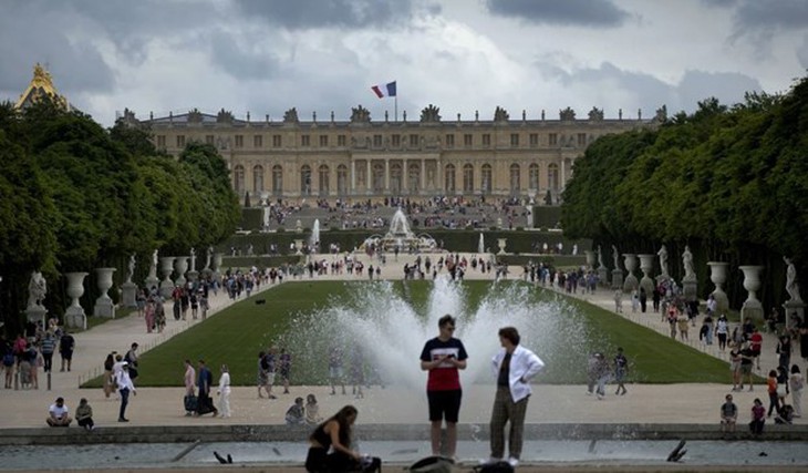 Cảnh sát Pháp báo động có bom tại Cung điện Versailles - Ảnh 1. Cảnh sát Pháp báo động có bom tại Cung điện Versailles - Ảnh 1.