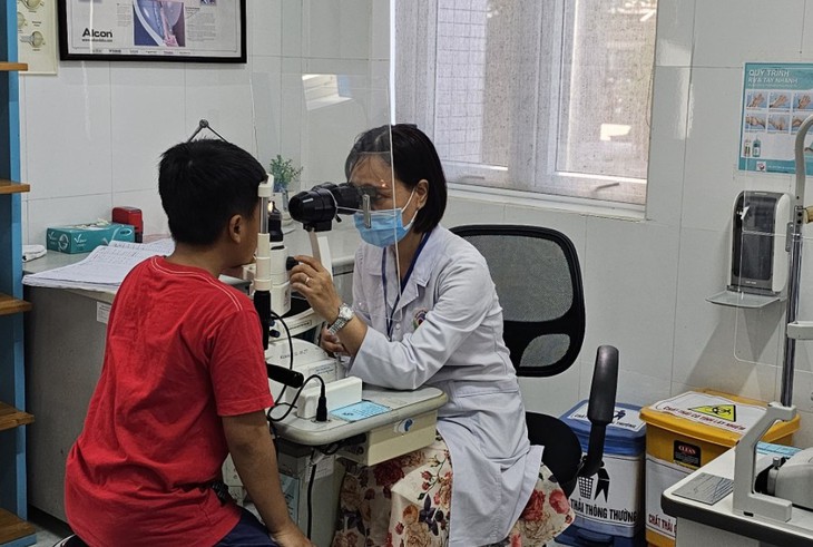 Tự ý mua thuốc phòng, điều trị đau mắt đỏ sẽ gây giảm thị lực? - Ảnh 1. Tự ý mua thuốc phòng, điều trị đau mắt đỏ sẽ gây giảm thị lực? - Ảnh 1.