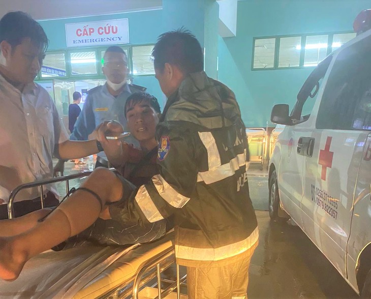 Ngâm mình trong nước, đưa sản phụ ra khỏi vùng ngập lụt - Ảnh 3.