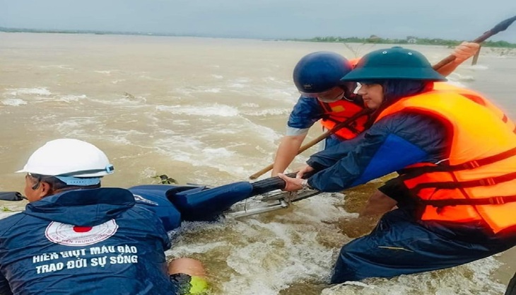 Mưa lũ miền Trung: Đường giao thông bị sạt lở, hai mẹ con bị nước cuốn được cứu sống - Ảnh 1.