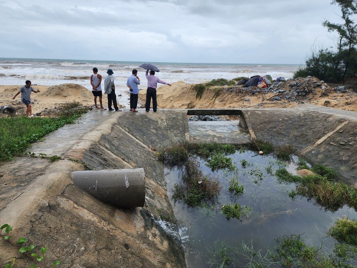 Mưa lũ miền Trung: Đường giao thông bị sạt lở, hai mẹ con bị nước cuốn được cứu sống - Ảnh 3.