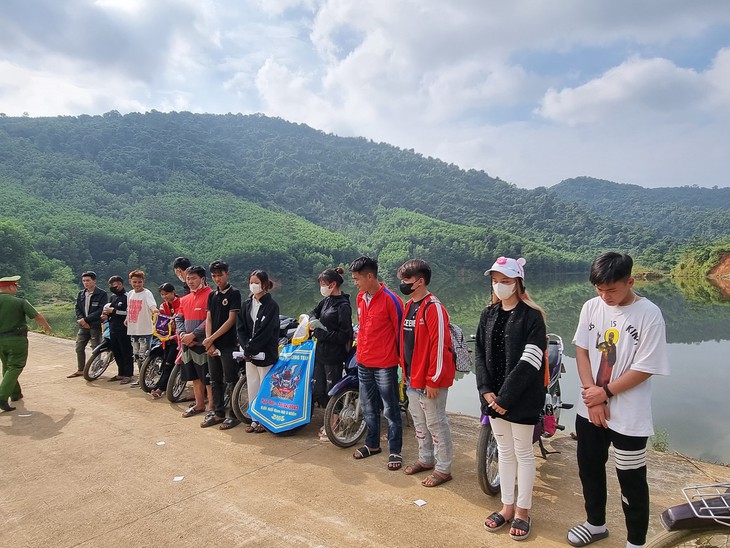 Xử lý hội nhóm "phượt thủ" hơn chục thanh, thiếu niên vi phạm giao thông - Ảnh 4. Xử lý hội nhóm "phượt thủ" hơn chục thanh, thiếu niên vi phạm giao thông - Ảnh 4.