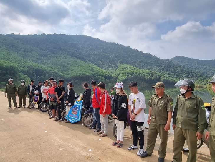 Xử lý hội nhóm "phượt thủ" hơn chục thanh, thiếu niên vi phạm giao thông - Ảnh 3. Xử lý hội nhóm "phượt thủ" hơn chục thanh, thiếu niên vi phạm giao thông - Ảnh 3.