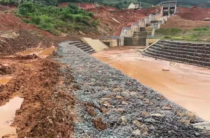 Đề xuất tỉnh Lâm Đồng công bố tình huống khẩn cấp về thiên tai tại thôn Đông Anh - Ảnh 2.