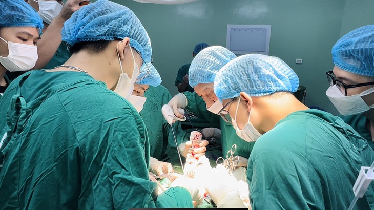 3 giờ phẫu thuật cắt thùy gan cho bệnh nhân ung thư đường mật trong gan
- Ảnh 2. 3 giờ phẫu thuật cắt thùy gan cho bệnh nhân ung thư đường mật trong gan
- Ảnh 2.