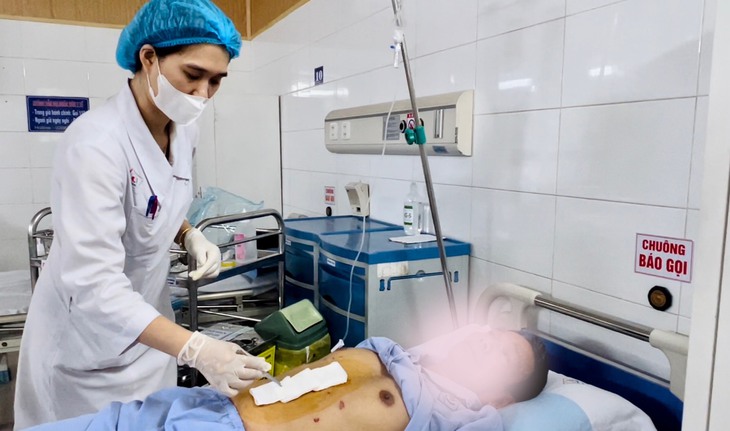 3 giờ phẫu thuật cắt thùy gan cho bệnh nhân ung thư đường mật trong gan
- Ảnh 4. 3 giờ phẫu thuật cắt thùy gan cho bệnh nhân ung thư đường mật trong gan
- Ảnh 4.