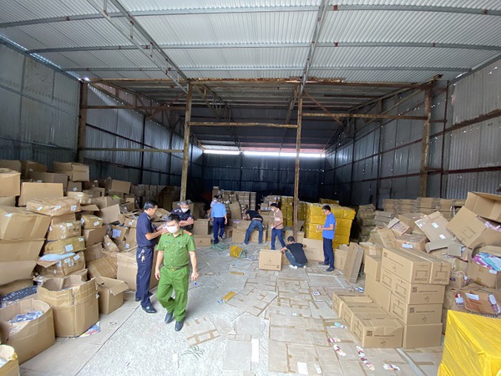 Tạm giữ số thuốc lá điện tử nhập lậu lớn nhất từ trước tới nay - Ảnh 1.