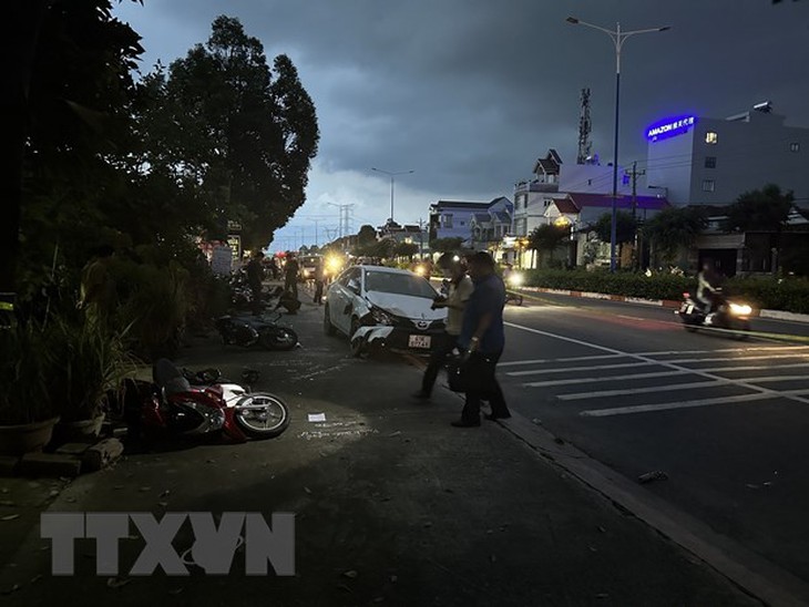 'Xe điên' tông vào nhóm phụ huynh đang chờ con, 5 người thương vong - Ảnh 1. 'Xe điên' tông vào nhóm phụ huynh đang chờ con, 5 người thương vong - Ảnh 1.