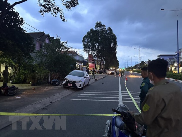 'Xe điên' tông vào nhóm phụ huynh đang chờ con, 5 người thương vong - Ảnh 2. 'Xe điên' tông vào nhóm phụ huynh đang chờ con, 5 người thương vong - Ảnh 2.