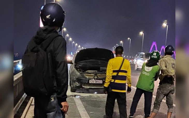Cháy xe ô tô đang di chuyển trên cầu Nhật Tân
