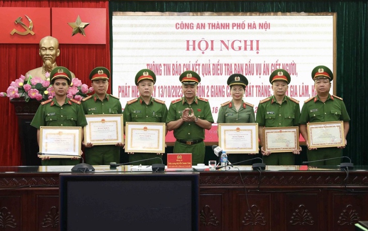 Khen thưởng tập thể, cá nhân bắt đối tượng giết người phi tang trên sông Hồng - Ảnh 1. Khen thưởng tập thể, cá nhân bắt đối tượng giết người phi tang trên sông Hồng - Ảnh 1.