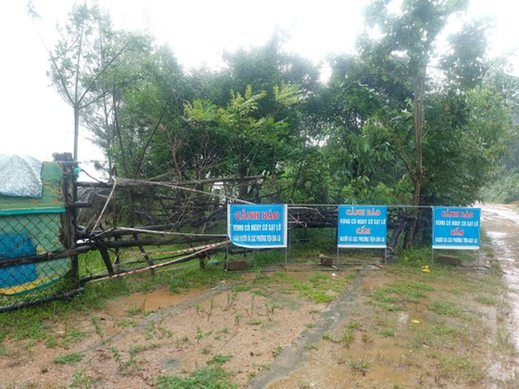 Mưa lớn kéo dài, đất đá, cây cối ven biển Hà Tĩnh bị sạt lở nghiêm trọng - Ảnh 3.