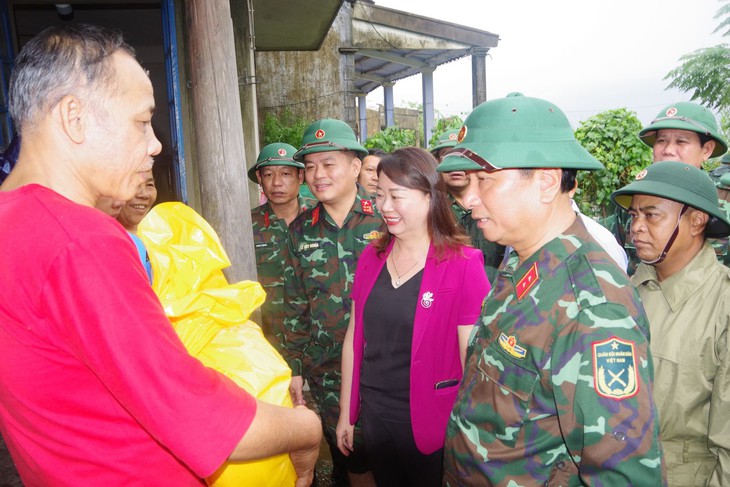 Tập trung khắc phục các điểm sạt lở sau mưa lũ, giúp dân ổn định cuộc sống - Ảnh 4.