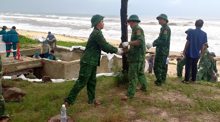 Tập trung khắc phục các điểm sạt lở sau mưa lũ, giúp dân ổn định cuộc sống - Ảnh 2.