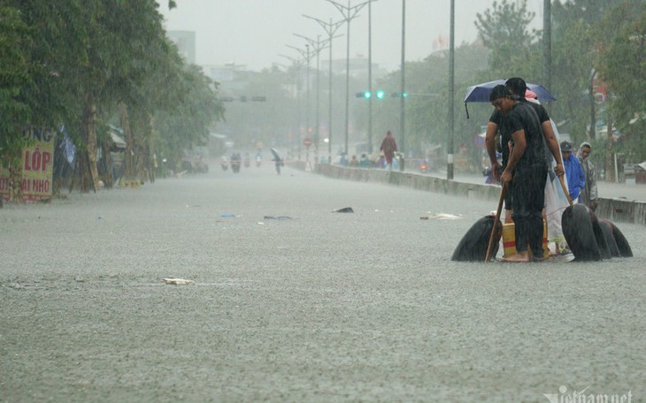 Vùng áp thấp tiến sát bờ biển gây mưa lớn từ Quảng Trị đến Quảng Nam