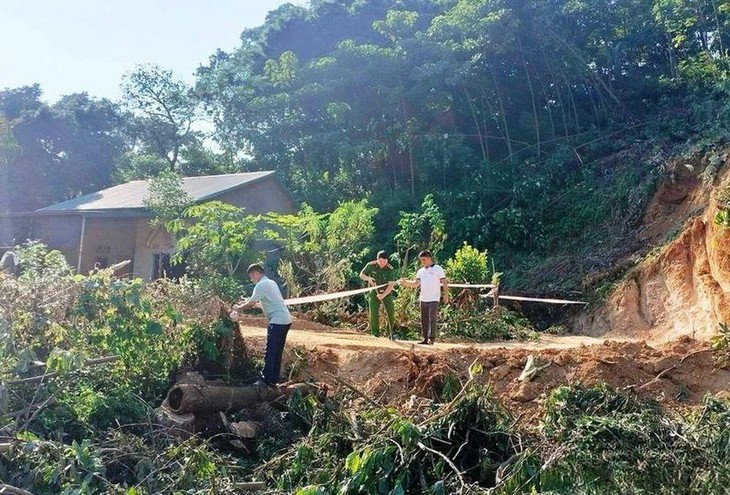 Bất ngờ phát hiện vật thể nghi là bom ngay trong khuôn viên trường tiểu học - Ảnh 4.