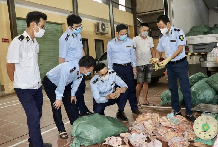 Phát hiện 2 tấn tai lợn bốc mùi ôi thiu đang trên đường đi tiêu thụ - Ảnh 2. Phát hiện 2 tấn tai lợn bốc mùi ôi thiu đang trên đường đi tiêu thụ - Ảnh 2.