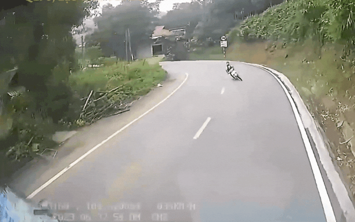 [VIDEO] Nam sinh vượt ẩu, tử vong sau va chạm với ô tô tải