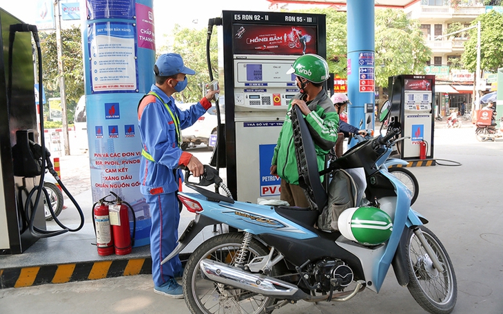 Kéo dài thời gian giảm 50% thuế bảo vệ môi trường với xăng dầu sẽ được nhiều hơn mất