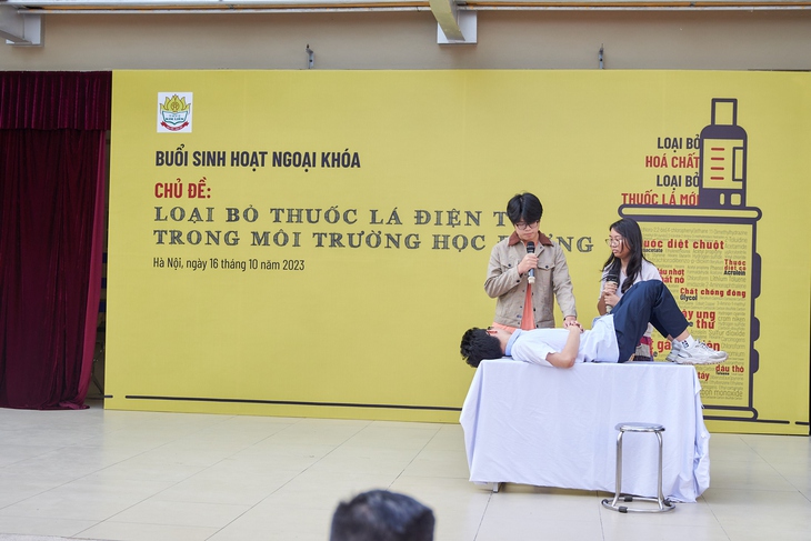 Giới trẻ tiếp cận dễ dàng thuốc lá nung nóng, điện tử: Nhiều hệ luỵ sức khoẻ chờ sẵn- Ảnh 1.