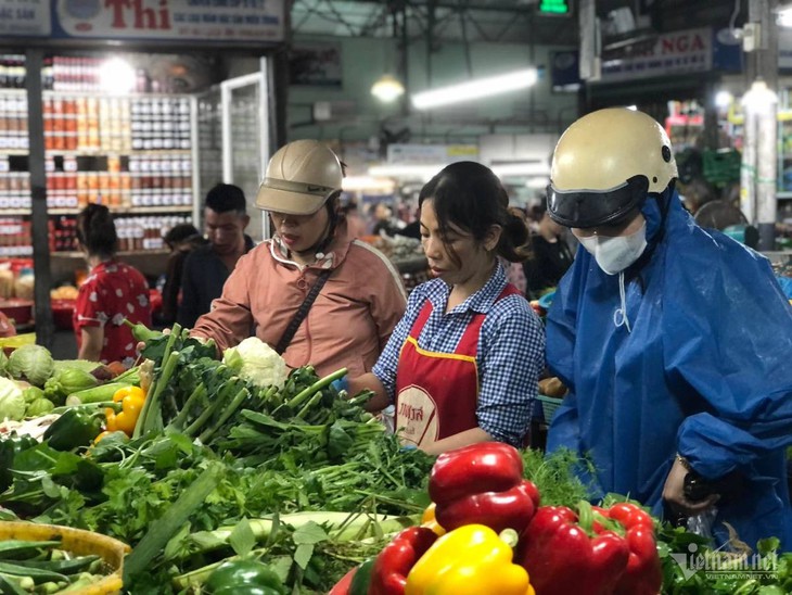 Đà Nẵng: Mưa lớn triền miên, rau xanh khan hàng, giá đắt gấp đôi - Ảnh 1. Đà Nẵng: Mưa lớn triền miên, rau xanh khan hàng, giá đắt gấp đôi - Ảnh 1.