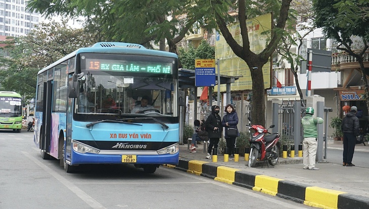 Đề xuất tăng giá vé xe buýt Hà Nội sau 10 năm ổn định - Ảnh 1. Đề xuất tăng giá vé xe buýt Hà Nội sau 10 năm ổn định - Ảnh 1.