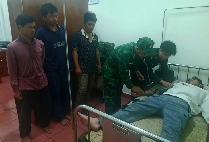 Cứu 10 thuyền viên trên tàu cá chìm trên biển trong đêm - Ảnh 2.