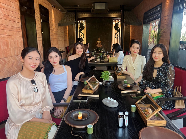 Đỗ Mỹ Linh sau sinh con gái cho chồng thiếu gia: Nhan sắc như thế nào khi 'thoát vai' mẹ bỉm sữa - Ảnh 9. Đỗ Mỹ Linh sau sinh con gái cho chồng thiếu gia: Nhan sắc như thế nào khi 'thoát vai' mẹ bỉm sữa - Ảnh 9.